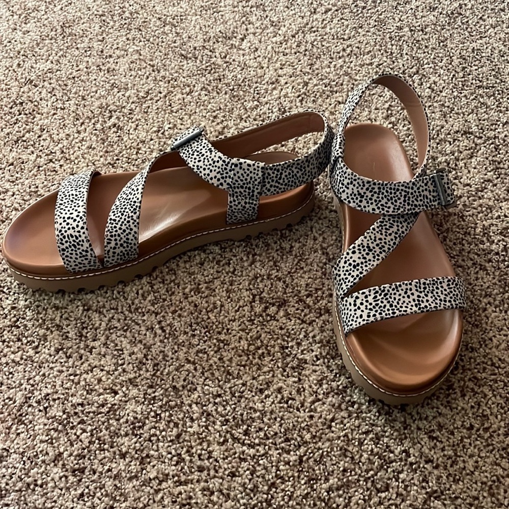 Universal Thread sandals
